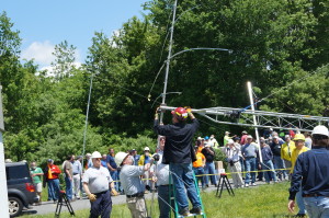 Mounting the antenna to the mast (K6ND photo)